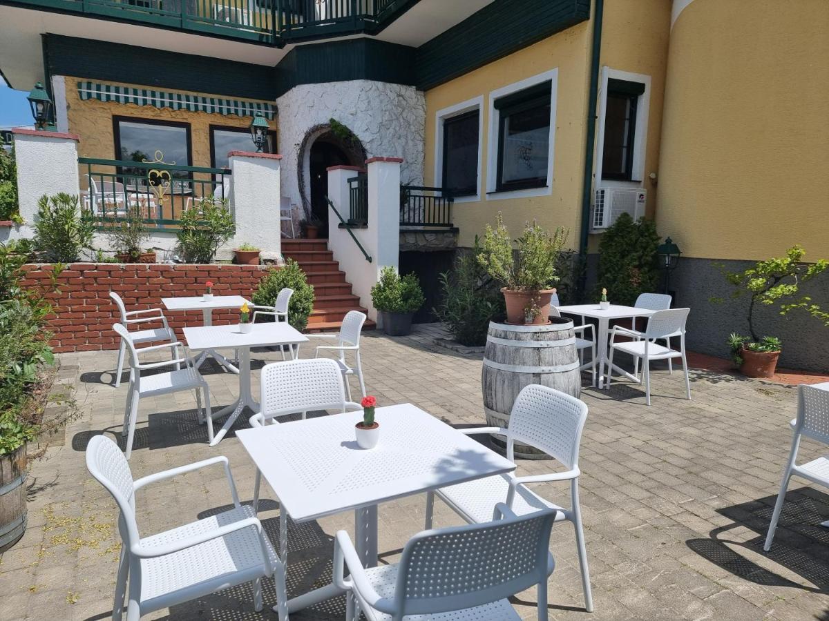 Landgasthof Zur Goldenen Traube Podersdorf am See Bagian luar foto