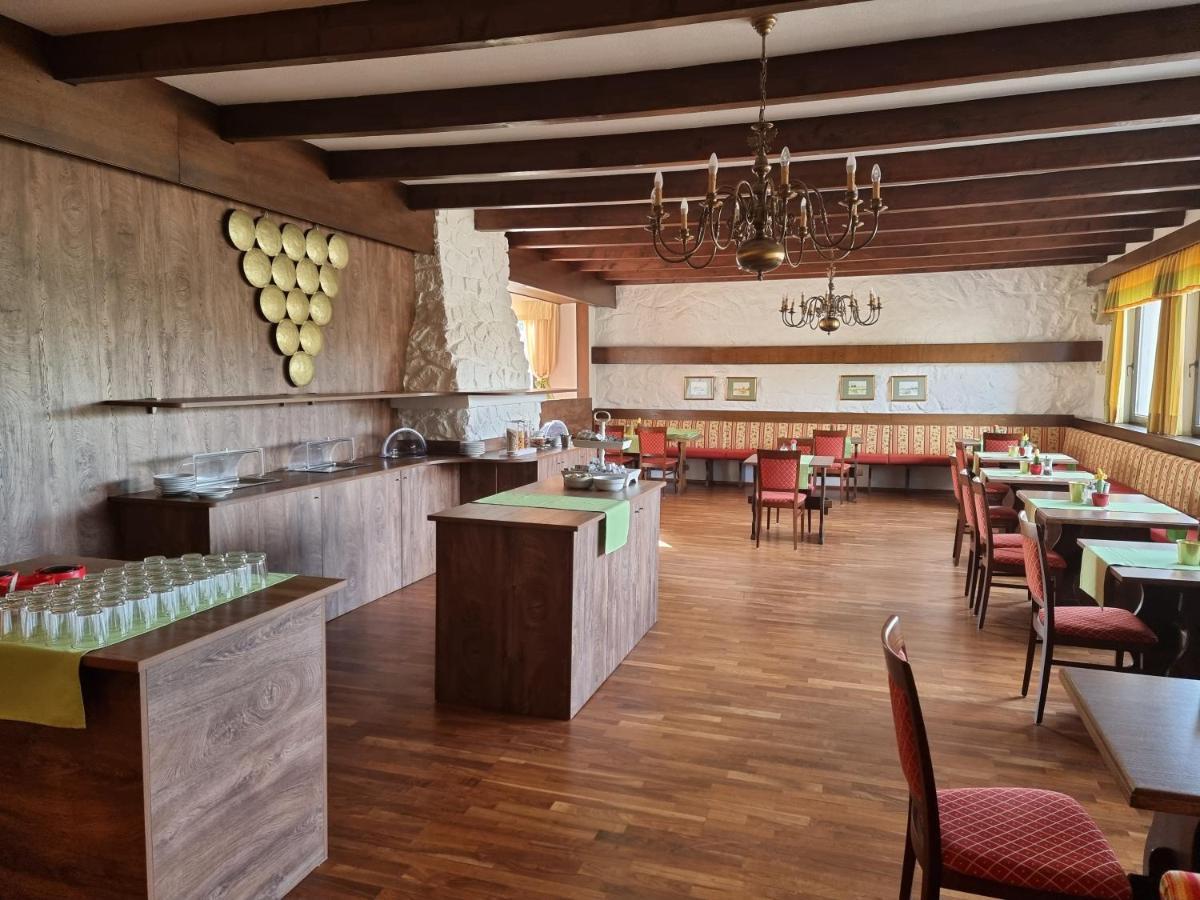 Landgasthof Zur Goldenen Traube Podersdorf am See Bagian luar foto