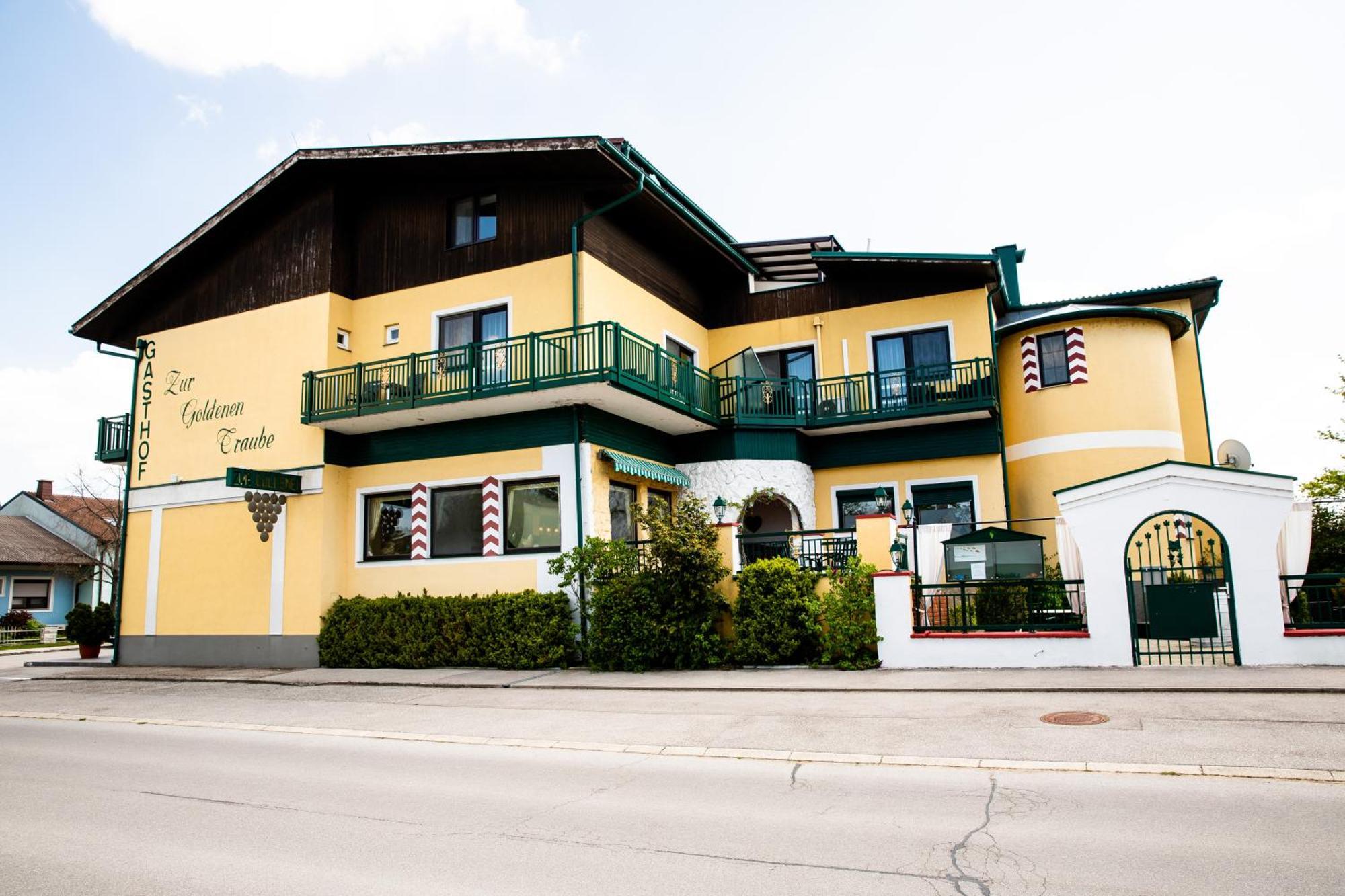 Landgasthof Zur Goldenen Traube Podersdorf am See Bagian luar foto